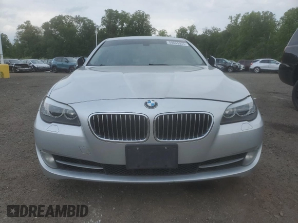 2013 BMW 5 Series 528i xDrive z VIN WBAXH5C54DD115031, wystawiony jako Copart lot #59045935 z przebiegiem 183 658 mil mil oraz Tytuł czysty. Historia ofert i sprzedaży dostępna na DreamBid. Obrazek 5.