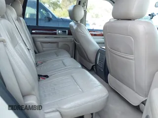 2006 Lincoln Navigator Luxury with VIN 5LMFU27506LJ27861, listed as a IAAI auction lot 41957628 with 197,718 mi miles. Bid and sale history available at carsss.com. Image 8.