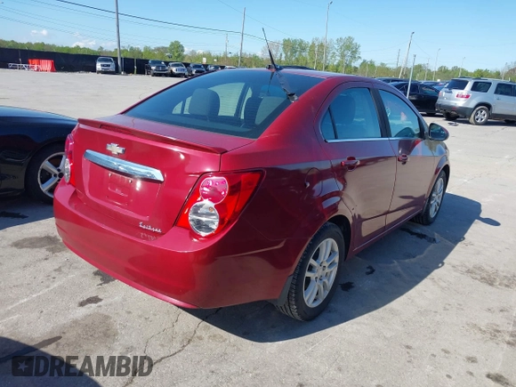 2014 Chevrolet Sonic LT z VIN 1G1JC5SH8E4153469, wystawiony jako IAAI lot #42181776 z przebiegiem 80 435 mil mil oraz . Historia ofert i sprzedaży dostępna na DreamBid. Obrazek 4.