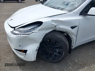 2022 Tesla Model Y Long Range z VIN 7SAYGDEE9NF494901, wystawiony jako IAAI lot #42310520 z przebiegiem 62 515 mil mil oraz . Historia ofert i sprzedaży dostępna na DreamBid. Obrazek 6.