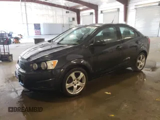 2013 Chevrolet Sonic LS z VIN 1G1JA5SH4D4160231, wystawiony jako Copart lot #56076225 z przebiegiem 128 622 mil mil oraz Czysty tytuł • Clean title. Historia ofert i sprzedaży dostępna na DreamBid. Obrazek 1.
