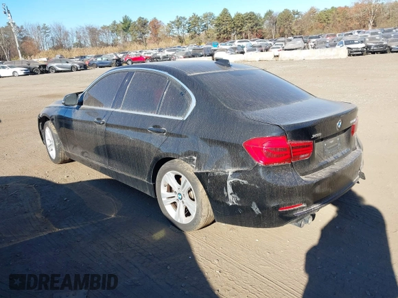 2018 BMW 3 Series 330i xDrive z VIN WBA8D9C51JEM33122, wystawiony jako IAAI lot #40811372 z przebiegiem 48 461 mil mil oraz . Historia ofert i sprzedaży dostępna na DreamBid. Obrazek 3.