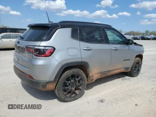 2024 Jeep Compass Latitude z VIN 3C4NJDBN9RT588189, wystawiony jako Copart lot #50189415 z przebiegiem 15 039 mil mil oraz Szkoda całkowita • Salvage title. Historia ofert i sprzedaży dostępna na DreamBid. Obrazek 3.