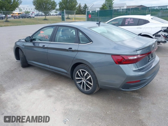 2025 Volkswagen Jetta SE с VIN 3VW7X7BU6SM085202, выставлен на аукционе IAAI как лот 42767432 с пробегом 1 009 миль миль и . История ставок и продаж доступна на DreamBid. Изображение 3.
