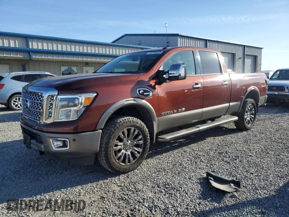 2016 Nissan Titan Platinum Reserve z VIN 1N6BA1F23GN509157, wystawiony jako Copart lot #50180435 z przebiegiem 135 035 mil mil oraz Czysty tytuł • Clean title. Historia ofert i sprzedaży dostępna na DreamBid. Obrazek 1.
