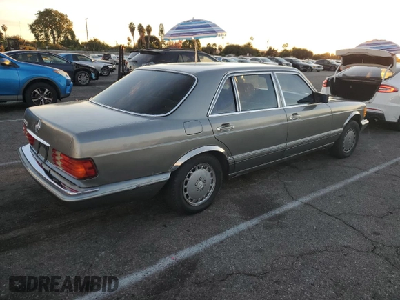 1988 Mercedes-Benz 560 with VIN WDBCA39D4JA391164, listed as a Copart auction lot 82628704 with 88,482 mi miles and Clean Title. Bid and sale history available at DreamBid. Image 3.