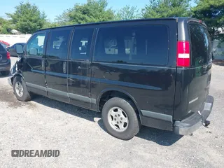 2005 Chevrolet Express Passenger z VIN 1GNFG15T751169844, wystawiony jako IAAI lot #42393893 z przebiegiem 226 673 mil mil oraz . Historia ofert i sprzedaży dostępna na DreamBid. Obrazek 3.