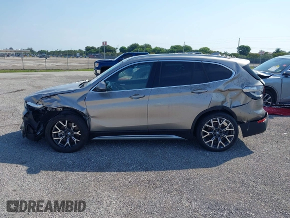 2021 BMW X1 sDrive28i z VIN WBXJG7C09M5U26043, wystawiony jako IAAI lot #36062187 z przebiegiem 14 844 mil mil oraz . Historia ofert i sprzedaży dostępna na DreamBid. Obrazek 6.