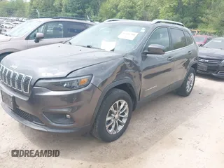 2020 Jeep Cherokee Latitude Plus z VIN 1C4PJMLB0LD536976, wystawiony jako IAAI lot #42244708 z przebiegiem 116 228 mil mil oraz . Historia ofert i sprzedaży dostępna na DreamBid. Obrazek 2.
