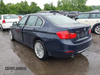 2014 BMW 3 Series 328d xDrive z VIN WBA3D5C52EKX95213, wystawiony jako IAAI lot #42260429 z przebiegiem 220 089 mil mil oraz . Historia ofert i sprzedaży dostępna na DreamBid. Obrazek 3.