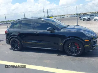 2016 Porsche Cayenne GTS z VIN WP1AD2A25GLA70430, wystawiony jako IAAI lot #42547008 z przebiegiem 108 374 mil mil oraz . Historia ofert i sprzedaży dostępna na DreamBid. Obrazek 13.