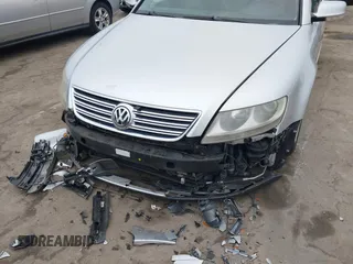 2004 Volkswagen Phaeton V8 z VIN WVWAF63D548007862, wystawiony jako IAAI lot #41721419 z przebiegiem 87 974 mil mil oraz . Historia ofert i sprzedaży dostępna na DreamBid. Obrazek 6.