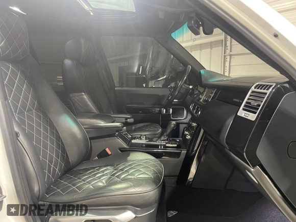 2011 Land Rover Range Rover SC z VIN SALMF1E46BA357805, wystawiony jako Copart lot #45029615 z przebiegiem 120 381 mil mil oraz Czysty tytuł • Clean title. Historia ofert i sprzedaży dostępna na DreamBid. Obrazek 5.