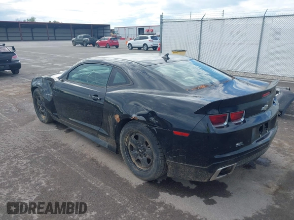 2011 Chevrolet Camaro 2LT z VIN 2G1FC1ED9B9202646, wystawiony jako IAAI lot #42197210 z przebiegiem 177 451 mil mil oraz . Historia ofert i sprzedaży dostępna na DreamBid. Obrazek 3.