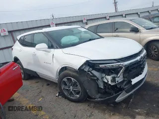 2023 Chevrolet Blazer LT z VIN 3GNKBCR48PS111822, wystawiony jako IAAI lot #41790522 z przebiegiem 18 654 mil mil oraz . Historia ofert i sprzedaży dostępna na DreamBid. Obrazek 1.