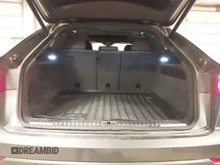 2020 Audi Q8 Prestige z VIN WA1FVAF11LD004003, wystawiony jako IAAI lot #42275194 z przebiegiem 56 045 mil mil oraz . Historia ofert i sprzedaży dostępna na DreamBid. Obrazek 18.