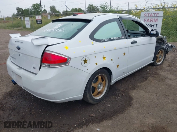 2008 Ford Focus SE z VIN 1FAHP33N68W227957, wystawiony jako IAAI lot #42321209 z przebiegiem Nie podano mil oraz . Historia ofert i sprzedaży dostępna na DreamBid. Obrazek 4.