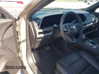 2025 Cadillac XT4 FWD Premium Luxury z VIN 1GYFZCR41SF152998, wystawiony jako IAAI lot #42318061 z przebiegiem 9521 mil mil oraz . Historia ofert i sprzedaży dostępna na DreamBid. Obrazek 5.