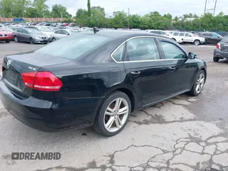 2014 Volkswagen Passat SE z VIN 1VWBT7A38EC037432, wystawiony jako IAAI lot #42347247 z przebiegiem 138 883 mil mil oraz . Historia ofert i sprzedaży dostępna na DreamBid. Obrazek 4.
