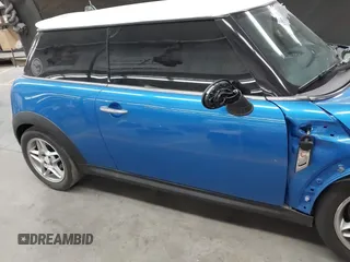 2010 MINI Hardtop S z VIN WMWMF7C53ATX45791, wystawiony jako IAAI lot #42507110 z przebiegiem 137 517 mil mil oraz . Historia ofert i sprzedaży dostępna na DreamBid. Obrazek 13.