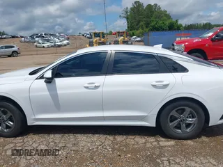 2023 Kia K5 LXS z VIN 5XXG14J2XPG210651, wystawiony jako IAAI lot #42243437 z przebiegiem 37 367 mil mil oraz . Historia ofert i sprzedaży dostępna na DreamBid. Obrazek 14.