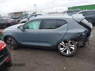 2023 Volvo XC40 Ultimate Bright Theme с VIN YV4L12UAXP2025895, выставлен на аукционе IAAI как лот 42294917 с пробегом 5 384 миль миль и . История ставок и продаж доступна на DreamBid. Изображение 14.