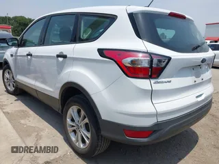 2018 Ford Escape S z VIN 1FMCU0F7XJUB36437, wystawiony jako IAAI lot #42248034 z przebiegiem 50 686 mil mil oraz . Historia ofert i sprzedaży dostępna na DreamBid. Obrazek 3.