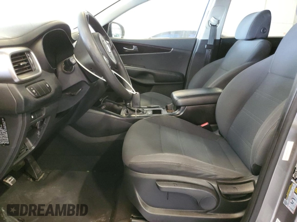 2017 Kia Sorento LX z VIN 5XYPG4A39HG273082, wystawiony jako Copart lot #60574165 z przebiegiem 169 808 mil mil oraz Czysty tytuł • Clean title. Historia ofert i sprzedaży dostępna na DreamBid. Obrazek 7.