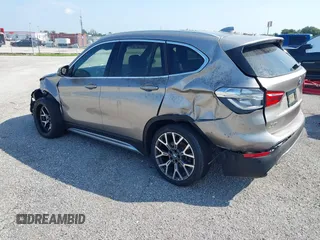 2021 BMW X1 sDrive28i z VIN WBXJG7C09M5U26043, wystawiony jako IAAI lot #36062187 z przebiegiem 14 844 mil mil oraz . Historia ofert i sprzedaży dostępna na DreamBid. Obrazek 3.