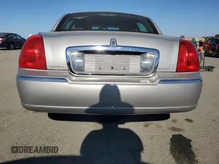 2006 Lincoln Town Car Signature Limited z VIN 1LNHM82W66Y650111, wystawiony jako Copart lot #56553695 z przebiegiem 184 625 mil mil oraz Czysty tytuł • Clean title. Historia ofert i sprzedaży dostępna na DreamBid. Obrazek 6.
