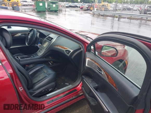 2015 Lincoln MKZ z VIN 3LN6L2GK8FR616005, wystawiony jako IAAI lot #42804770 z przebiegiem 241 352 mil mil oraz . Historia ofert i sprzedaży dostępna na DreamBid. Obrazek 5.