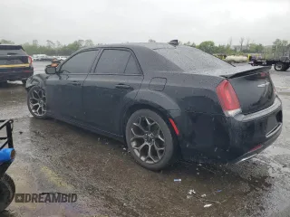 2015 Chrysler 300 S z VIN 2C3CCABG9FH780710, wystawiony jako Copart lot #57951145 z przebiegiem 126 268 mil mil oraz Szkoda całkowita • Salvage title. Historia ofert i sprzedaży dostępna na DreamBid. Obrazek 2.