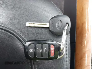 2006 Hyundai Azera SE z VIN KMHFC46F46A077702, wystawiony jako IAAI lot #42088782 z przebiegiem 103 033 mil mil oraz . Historia ofert i sprzedaży dostępna na DreamBid. Obrazek 11.