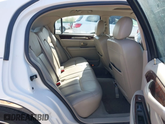 2007 Lincoln Town Car Signature Limited z VIN 1LNHM82V67Y630711, wystawiony jako IAAI lot #41997932 z przebiegiem 177 420 mil mil oraz . Historia ofert i sprzedaży dostępna na DreamBid. Obrazek 8.