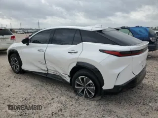 2024 Lexus RZ 300e Premium z VIN JTJABABB1RA007692, wystawiony jako Copart lot #55031875 z przebiegiem 3741 mil mil oraz Szkody całkowita. Historia ofert i sprzedaży dostępna na DreamBid. Obrazek 2.