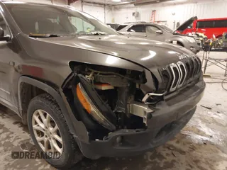2016 Jeep Cherokee Latitude z VIN 1C4PJMCS2GW133592, wystawiony jako IAAI lot #41523996 z przebiegiem 193 154 mil mil oraz . Historia ofert i sprzedaży dostępna na DreamBid. Obrazek 6.