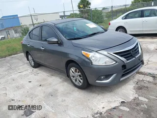 2017 Nissan Versa SV z VIN 3N1CN7APXHL870908, wystawiony jako IAAI lot #42361533 z przebiegiem 180 360 mil mil oraz . Historia ofert i sprzedaży dostępna na DreamBid. Obrazek 1.