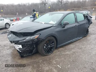 2025 Toyota Camry LE z VIN 4T1DAACK5SU543384, wystawiony jako IAAI lot #41522073 z przebiegiem 27 308 mil mil oraz . Historia ofert i sprzedaży dostępna na DreamBid. Obrazek 2.