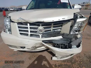 2008 Cadillac Escalade z VIN 1GYEC63828R153028, wystawiony jako IAAI lot #42043110 z przebiegiem 127 122 mil mil oraz . Historia ofert i sprzedaży dostępna na DreamBid. Obrazek 6.