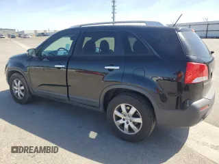 2013 Kia Sorento LX z VIN 5XYKT3A6XDG413614, wystawiony jako Copart lot #57175205 z przebiegiem 152 086 mil mil oraz Szkoda całkowita • Salvage title. Historia ofert i sprzedaży dostępna na DreamBid. Obrazek 2.