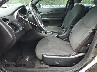 2012 Chrysler 200 Touring z VIN 1C3CCBBB2CN119033, wystawiony jako Copart lot #54691035 z przebiegiem 178 758 mil mil oraz Szkoda całkowita • Salvage title. Historia ofert i sprzedaży dostępna na DreamBid. Obrazek 7.