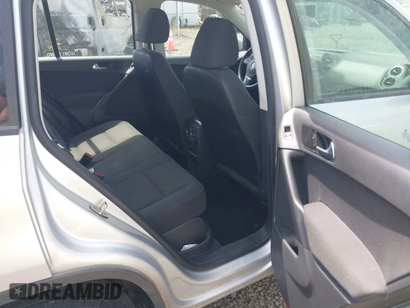 2013 Volkswagen Tiguan S z VIN WVGBV3AX2DW601982, wystawiony jako IAAI lot #42604058 z przebiegiem 141 016 mil mil oraz . Historia ofert i sprzedaży dostępna na DreamBid. Obrazek 8.