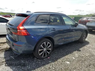 2024 Volvo XC60 Plus Dark Theme z VIN YV4L12RL7R1928699, wystawiony jako Copart lot #56486195 z przebiegiem Nie podano mil oraz Nie do naprawy • Non repairable. Historia ofert i sprzedaży dostępna na DreamBid. Obrazek 3.