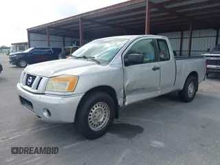 2008 Nissan Titan XE z VIN 1N6BA06A48N358946, wystawiony jako IAAI lot #42456610 z przebiegiem 217 552 mil mil oraz . Historia ofert i sprzedaży dostępna na DreamBid. Obrazek 2.