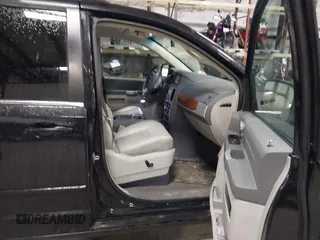 2008 Chrysler Town & Country Touring z VIN 2A8HR54P68R757380, wystawiony jako IAAI lot #41995218 z przebiegiem 178 234 mil mil oraz . Historia ofert i sprzedaży dostępna na DreamBid. Obrazek 5.