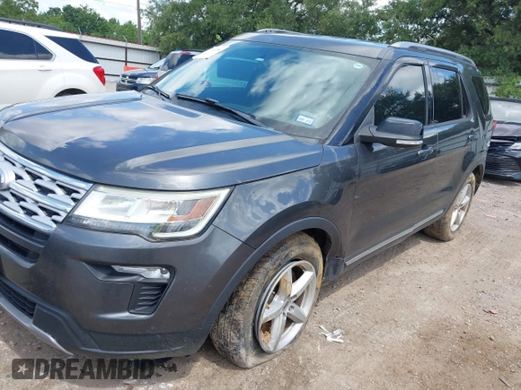 2018 Ford Explorer XLT z VIN 1FM5K7D8XJGC53906, wystawiony jako IAAI lot #42381320 z przebiegiem 142 782 mil mil oraz . Historia ofert i sprzedaży dostępna na DreamBid. Obrazek 2.