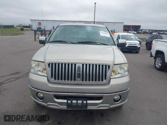 2006 Lincoln Mark LT with VIN 5LTPW185X6FJ17249, listed as a IAAI auction lot 42146867 with 1 mi miles. Bid and sale history available at carsss.com. Image 12.