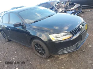 2014 Volkswagen Jetta S z VIN 3VW2K7AJ4EM440677, wystawiony jako IAAI lot #42255276 z przebiegiem 135 227 mil mil oraz . Historia ofert i sprzedaży dostępna na DreamBid. Obrazek 1.