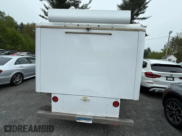 2018 Ford Econoline Commercial z VIN 1FDXE4FS9JDC33221, wystawiony jako Copart lot #56857655 z przebiegiem 111 690 mil mil oraz Czysty tytuł • Clean title. Historia ofert i sprzedaży dostępna na DreamBid. Obrazek 6.