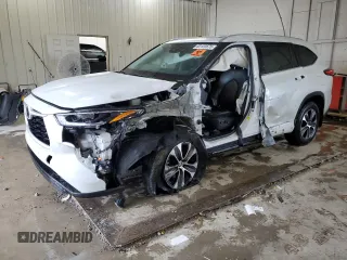 2022 Toyota Highlander XLE with VIN 5TDHZRBH0NS591497, listed as a Copart auction lot 60120675 with 38,811 mi miles and Salvage title. Bid and sale history available at DreamBid. Image 1.